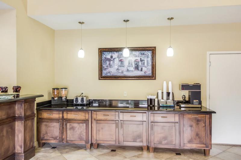ABVIS_Tomball_TX1444_Breakfast_Area_1 - 00097887-CD44-4385-BF750A54BC7A260F