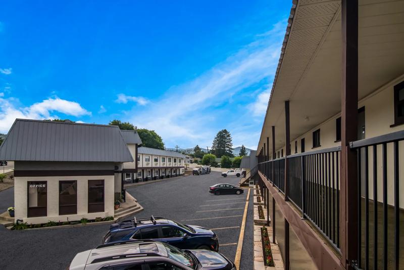 CBVIS_Kamloops_BC1698_Exterior_03 - 00D218A3-2ACC-4CD1-A379D61BBEC39BD3