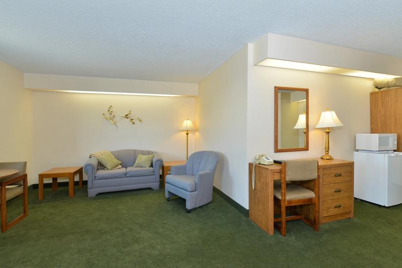 ABVI_KalispellMT_GuestRooms_Suite_Living Space - 00FD5D6C-F1DF-438D-96C6A2AA822EC06D