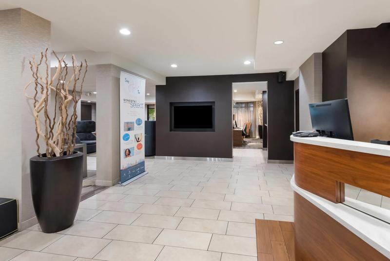 SEL_TempeDowntown_Lobby_FrontDesk_Entry - 013A2A0D-FBFB-435E-9363696154CD3592