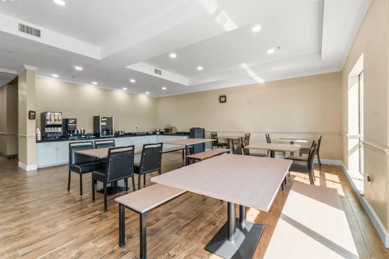 ABVIS_Livingston_TX5069_Breakfast Seating Area (3) - 013B6B17-DF53-46C0-81A093B11B69AFA1