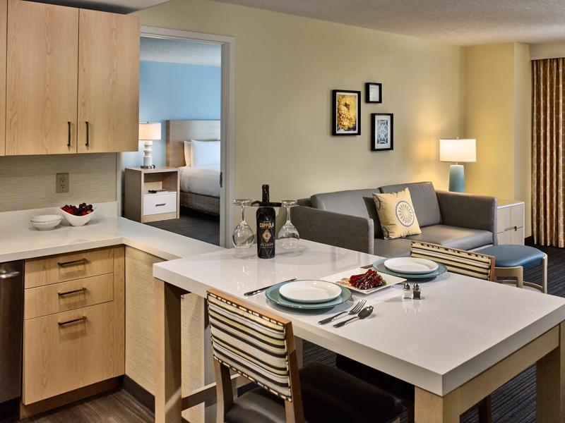 SES_GwinnettPlaceAtlanta_1bedroomsuite-withkingbed - 0142A551-2C8C-4875-97456E74DA116CC0