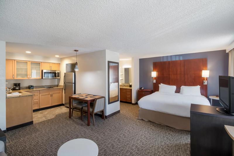 SES_HuntingtonBeachFV_GuestRoom_Studio_Suite_1