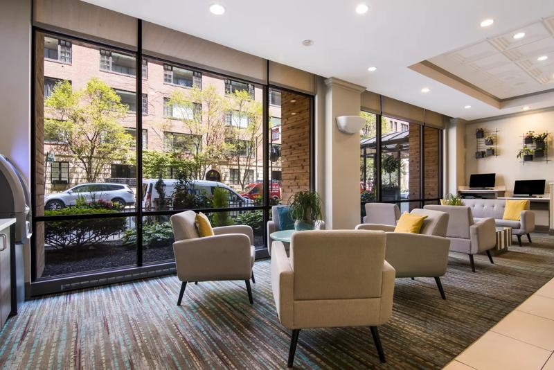 SES_ChicagoDowntownMagMile_Lobby_LoungeAndBusinessCenter - 01AE5D26-5982-4876-AC872E96514EB8B2