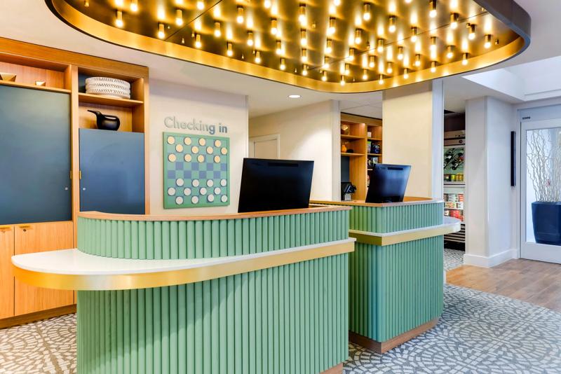 SEL_SanFranciscoAirportOysterPoint_Lobby_FrontDesk_1 - 01B368E0-A166-4492-98726803BFAB9073