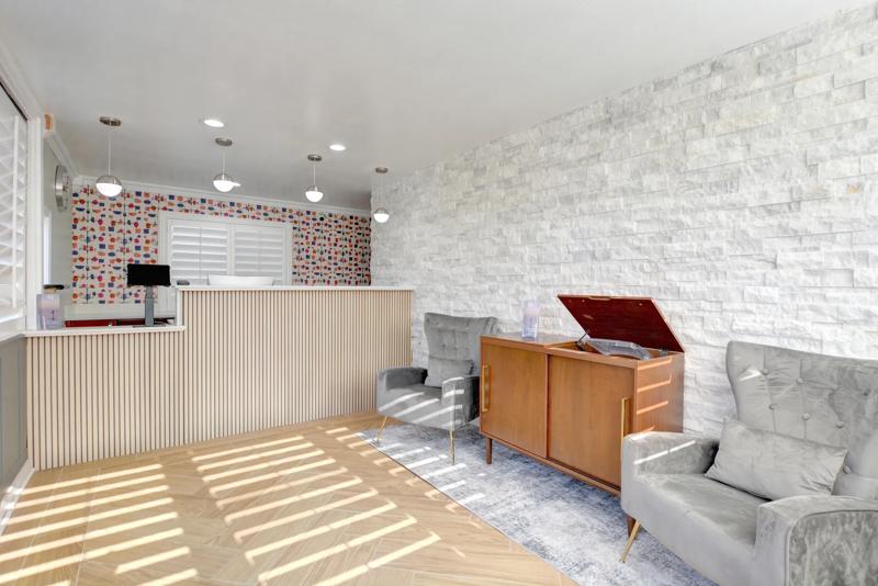 SIG_MedfordMidtown_Front_Desk_3 - 02699451-1B61-48CC-B87EF4F20EAFB04D