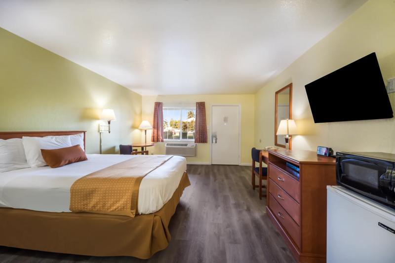 ABVI_SantaRosaCA_GuestRooms_Queen_Room Amenities - 02A85CC7-7666-4142-A5FF5762ED78A20D