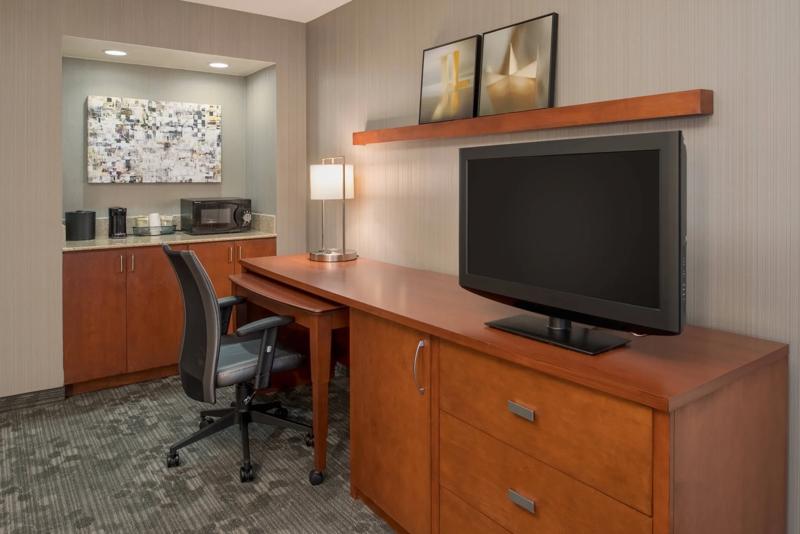 SEL_SeattleBellevueRedmond_GuestRoom_OneBedroomSuite_WorkDesk - 02B40A6E-5A3E-4001-BC0F284ACD5D1A71
