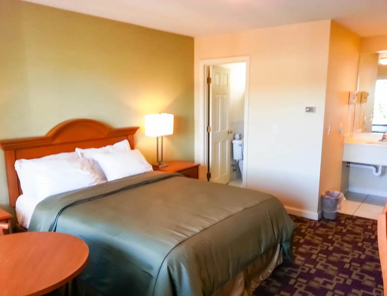 ABVI_ProvidenceNorthScituateRI_GuestRooms_Deluxe Queen_Bed - 02B6FA28-C9E3-4D58-AAA6D916AD9EF741