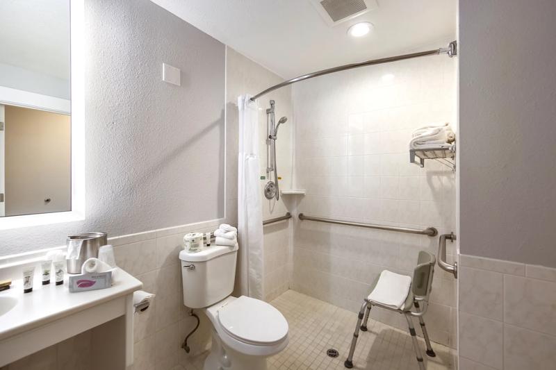 RLIS_Grants_Pass_Bathroom - 02C3C497-E4CA-445E-8590817C38779032