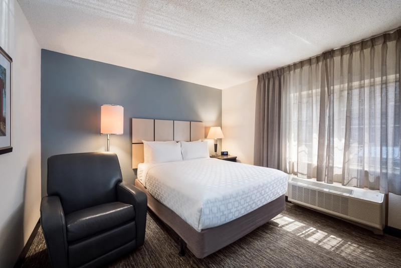 SIM_Brand_GuestRooms_Suite_Bedroom - 02DC9FEB-E3A0-461B-89CE77BFC4E8A0E0