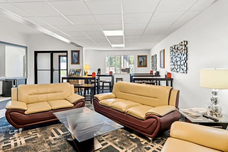ABVI_TahquamenonCountryMI_Lobby_Seating - 03082849-B616-4565-8C9E92EBFB85AAE3
