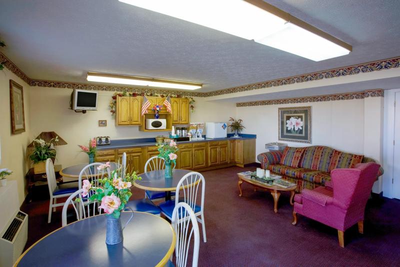 ABVI_LichfieldIL_Dining_Breakfast Area_Seating - 034CF0E9-6EEB-4A4C-AEE70DC56CA905A4