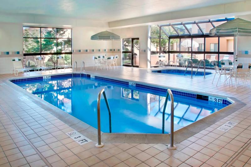 SEL_NewarkChristianaMall_Amenity_IndoorPoolAndWhirlpool - 03531293-B984-434A-91ECEAFFF1FA76BA
