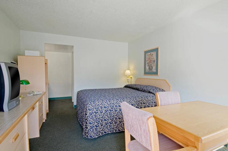 CBVIS_DesertCacheCreek_BC0486_OneQueenBed - 037FEA42-5E83-4501-8F3E4E3B14384305