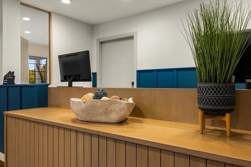 SIM_IrvineEastFoothill_Lobby_Front Desk_Zoomed - 03BA106A-B653-4A84-84700888811E36CD