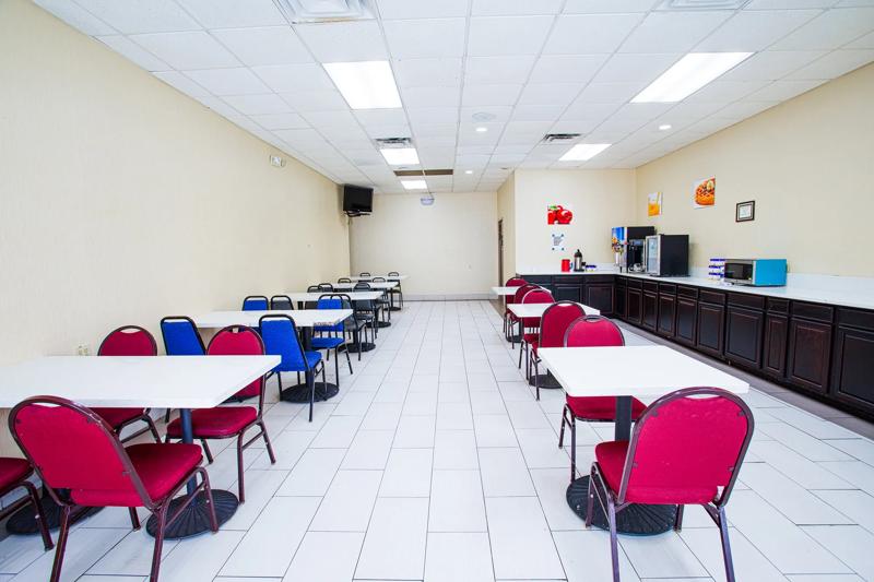 ABVI_Winston-SalemNC_Dining_Breakfast Area_Tables - 03FA696D-579C-41A0-9299E59082E34908