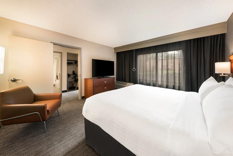 SEL_SanJoseAirport_GuestRoom_OneBedroomSuite_King_MobilityAccessible_Bedroom - 044B089E-F19B-4B82-AAC8AC2E2A3019E2