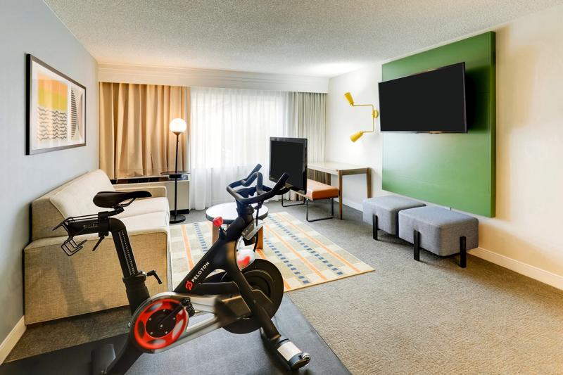 SEL_SanFranciscoAirportOysterPoint_GuestRoom_PelotonSuite - 04B5F10B-260B-4BCC-BF45D15C4E0FA5AE