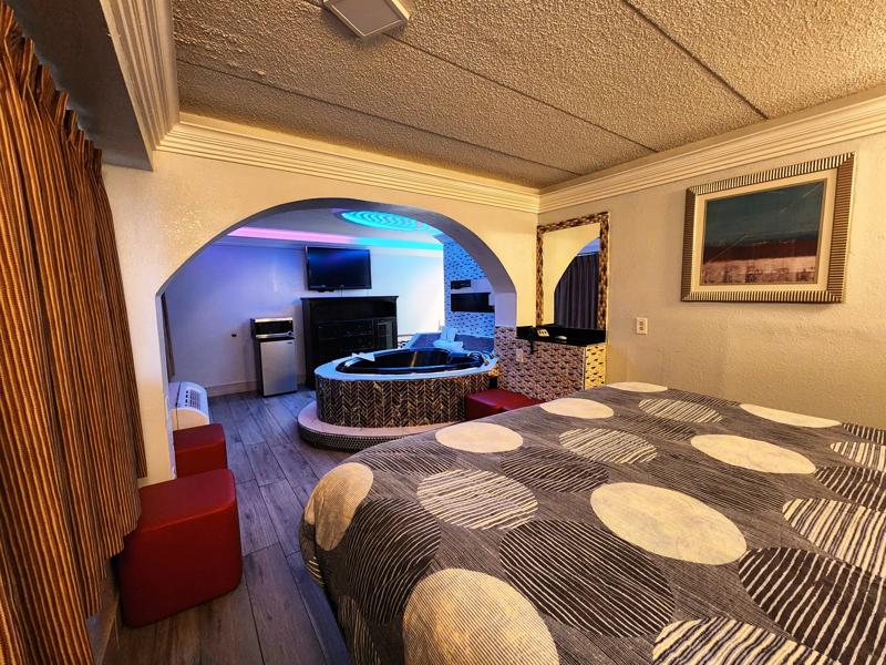 ABVI_ScottsHamiltonDrAR_GuestRooms_King Jacuzzi Suite_View of Jacuzzi From Bed - 04BD5D36-54E0-4D75-B76598649DDDB9A8