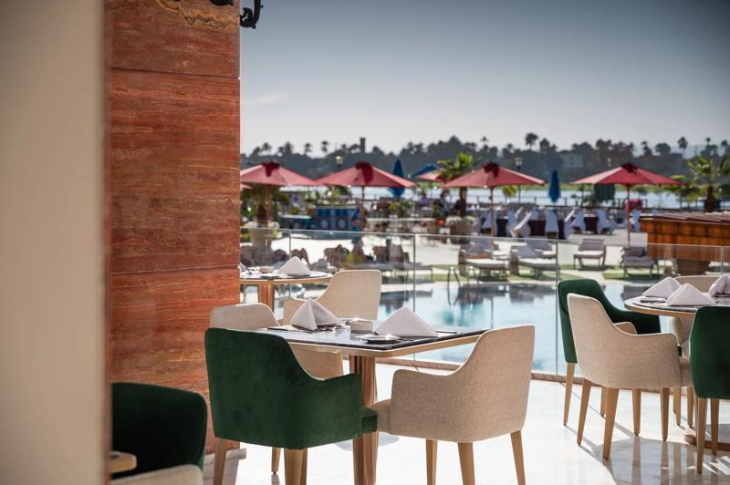 SHR_Luxor_Pool_Restaurant_Seating_Day_2 - 05239CCA-ABC6-481B-860830E84A2D31E6