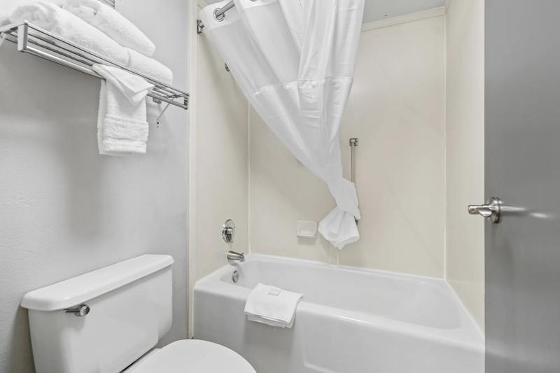 RLIS_Deschutes_River_Bend_Bathroom - 05BC4C9F-195E-4E6B-86B0F5A4B4FD015E