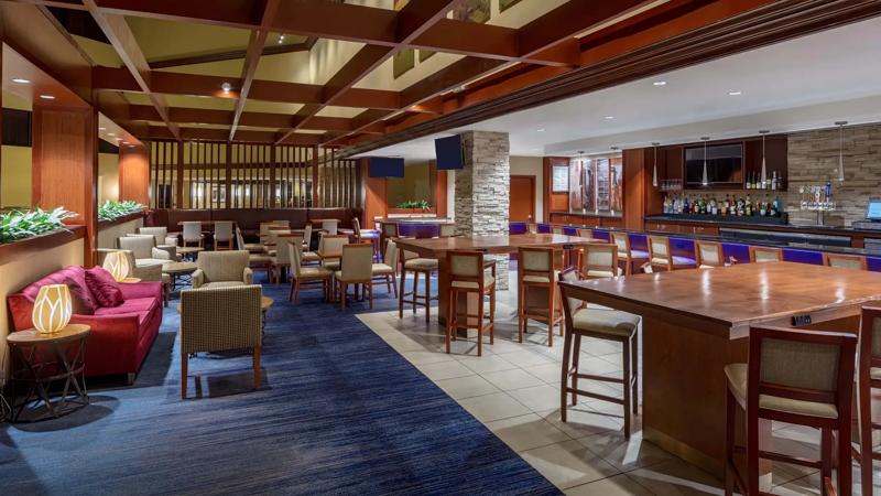 SHR_Houston-IAH-Airport_TX9967_Sams-Bar_2 - 05C913CD-9BB1-45AF-A9232D6340F361CE
