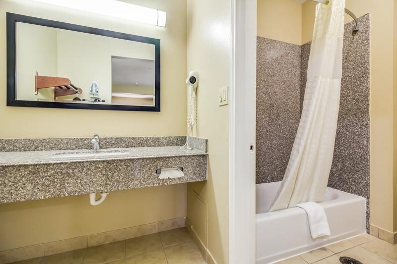 ABVIS_Tomball_TX1444_Standard_Bath_1 - 062220D2-4CC7-462F-975DAAF75C512551