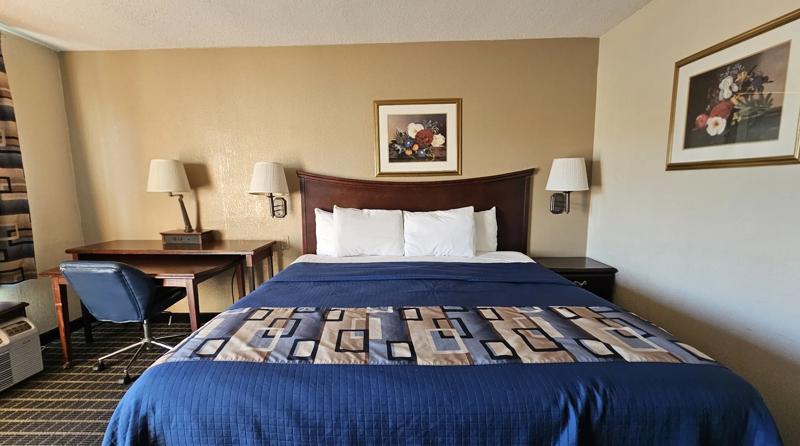 ABVI_MountVernonIL_GuestRooms_King Suite_Bed Details - 06A2835B-9A42-4520-A121844D8C4EF128