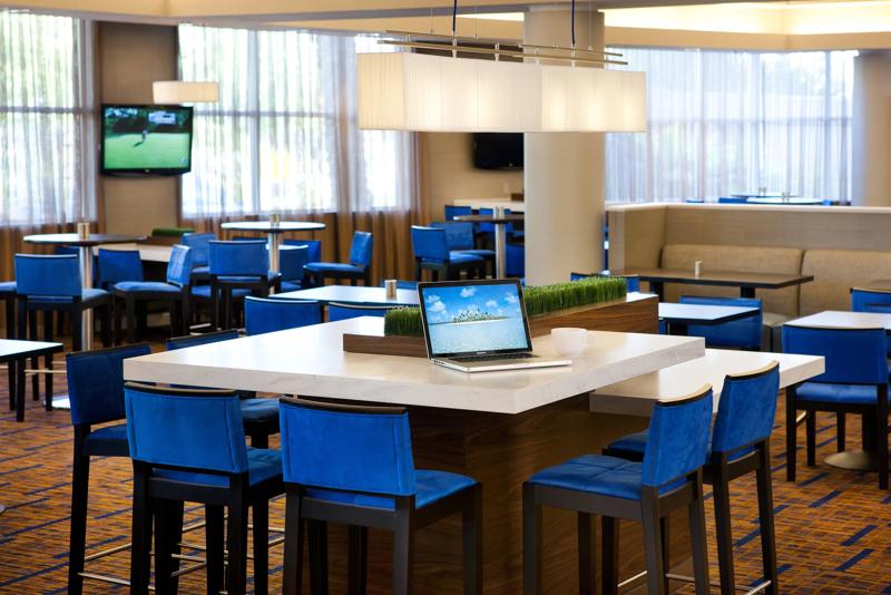 SHR_Emeryville_Lobby_CommunalTable - 06B88388-62EF-4F22-ACC9912E551A581E