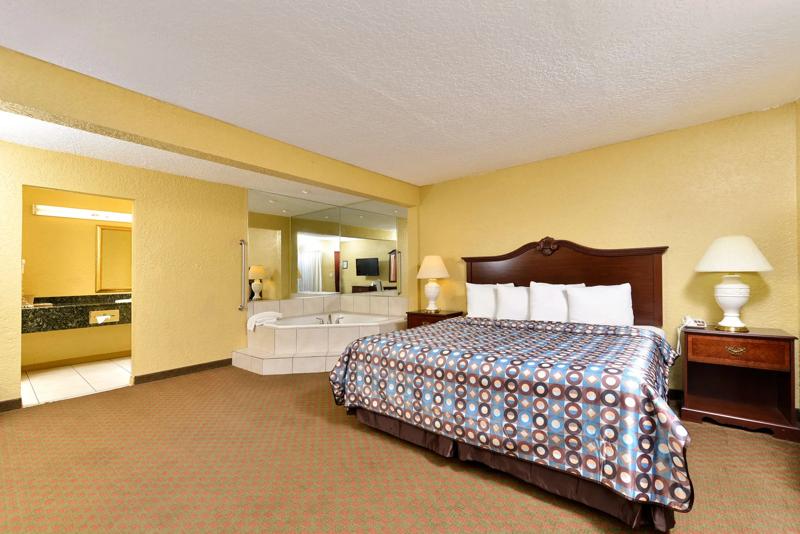 ABVI_StarkeFL_GuestRooms_King with Jetted Tub_Room - 06D46F74-1AA4-4045-A8B98868831E7883