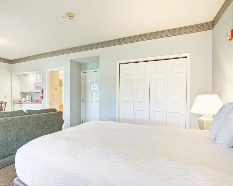 MOD_PoconoMountainVillas_Studio Villa TT Bed - 06FF50CE-D719-48D5-A6D56E5137C8A6F2