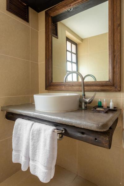 SPI_Yucay_Guestroom_Bathroom - 07038D17-FB8E-43CD-B67E47732C0A1A9B