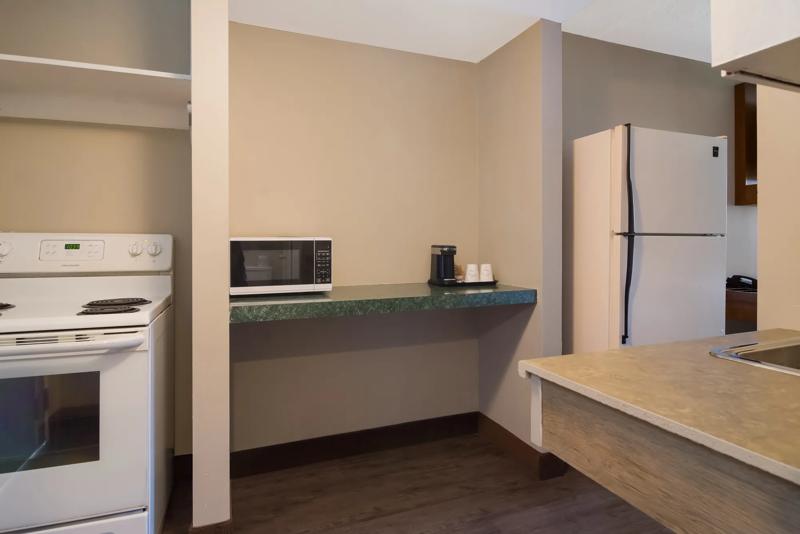 CBVIS_Kamloops_BC1698_DoubleQueenKitchen_03