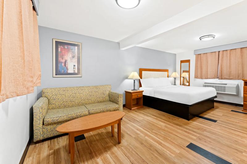 ABVI_StoningtonMysticCT_GuestRooms_King Suite_Seating - 07783845-99CD-4B71-9E7C7F8C94A245DC