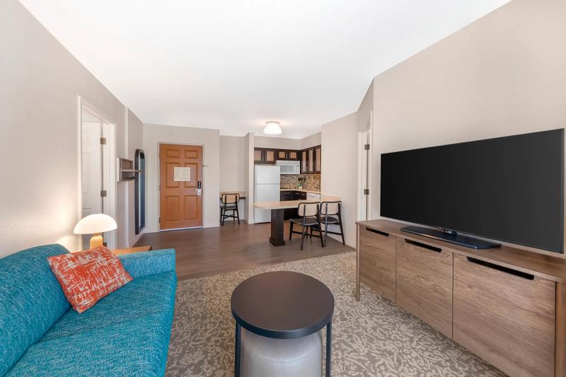 SES_AnaheimResortArea_GuestRoom_TwoBedroomSuite_1 - 077A1AD8-B6BC-4079-B6B4B29957693946