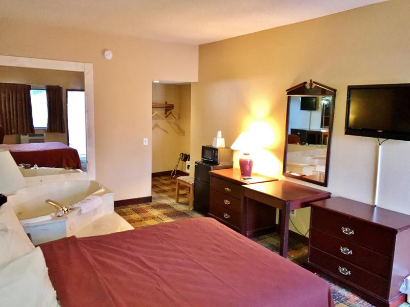 ABVI_LivoniaDetriotMI_GuestRooms_King with Jacuzzi_Room Amenities - 08620852-7990-451A-911B9B6C0025BA14