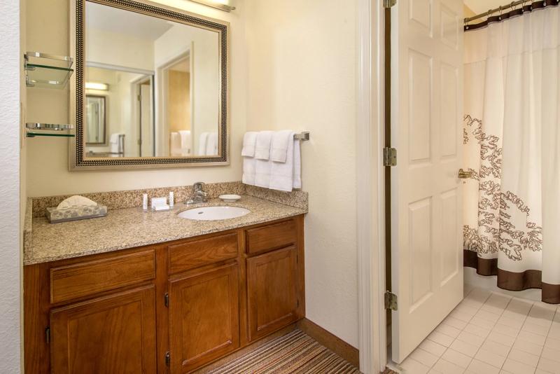 SES_Charleston_GuestRoom_8 - 08F22202-75EA-4D6E-A7D9FAD229C628AC