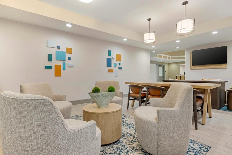 SES_TorranceRedondoBeach_Lobby-3 - 090AC009-F9B1-4FD9-AD53317D24F1AD0A