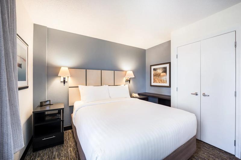 SIM_PittsburghAirport_GuestRooms_Suite_Bedroom - 099140DF-5906-427B-87D90760837307B7