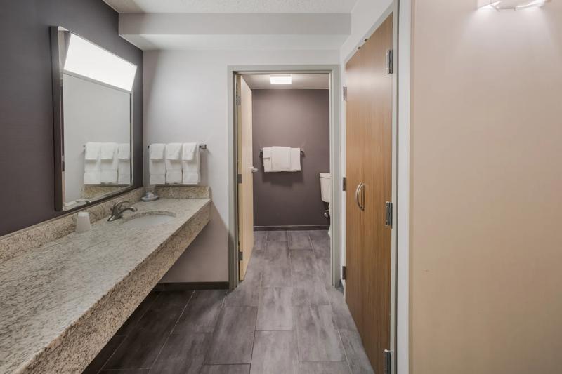 SEL_PhoenixChandler_GuestRoom_OneBedroomSuite_4 - 09B4C3FB-31CB-4C28-83E9E34BC2EF6633