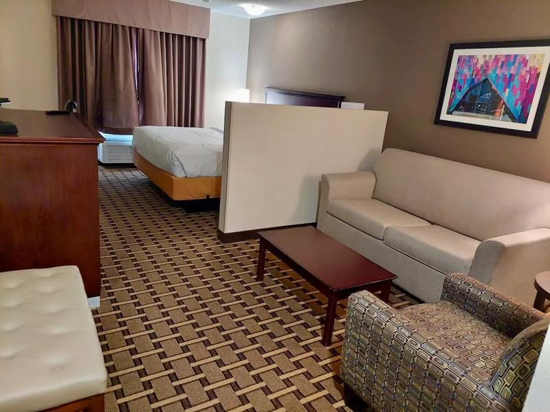 SEH_OverlandPark_King suite - 0A183C8E-45FF-4A04-8E4C97836984064C