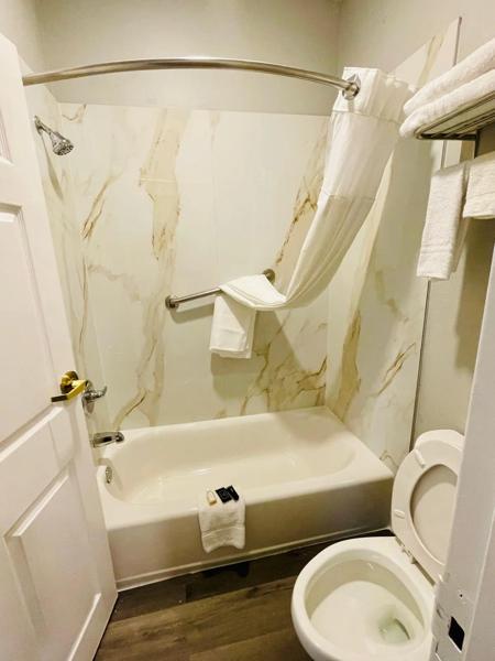 ABVI_LaPorte_TX6905_Bathroom (2) - 0A4E3548-208C-40D1-A300EA384FC3CC73