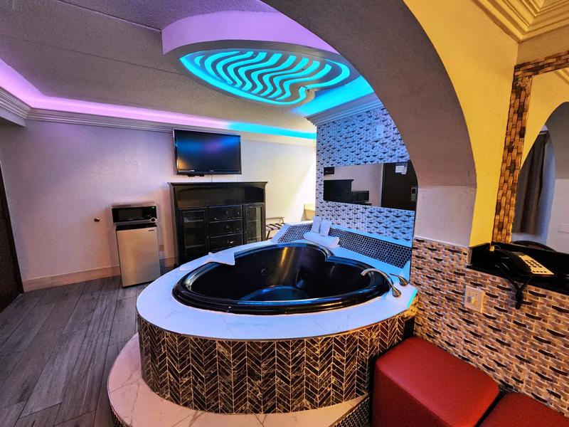 ABVI_ScottsHamiltonDrAR_GuestRooms_King Jacuzzi Suite_Room Amenities_Zoomed - 0A999E46-FE68-4348-9D9FE43340EEDA13