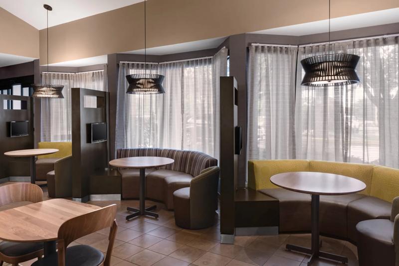 SEL_NewportMiddletown_Lobby_Banquettes - 0AC51579-0FEE-454D-80AB0137BCA42528