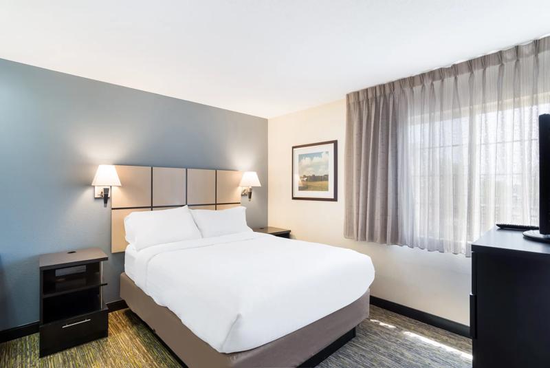 SIM_DesMoines_GuestRooms_Two Queens_Bedroom - 0ACFFBD1-3BAF-448D-A8BFC89C0B5E4CE4