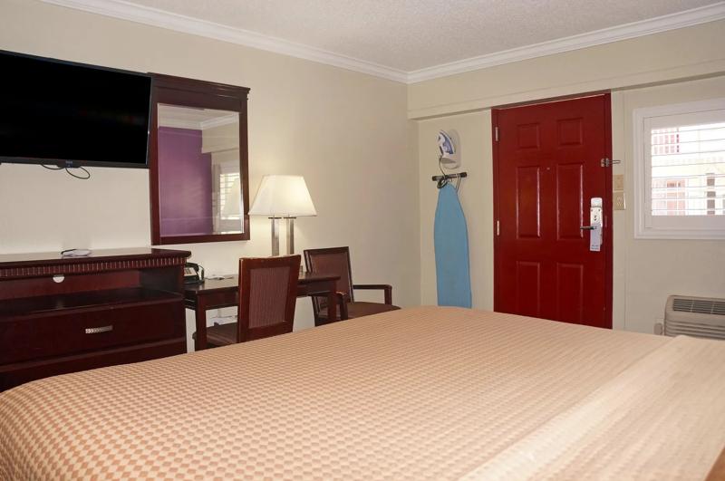 ABVI_AnaheimConventionCenterCA_GuestRooms_Queen_Room Amenities - 0B0C9057-D018-4A06-9113E698A2EF988A