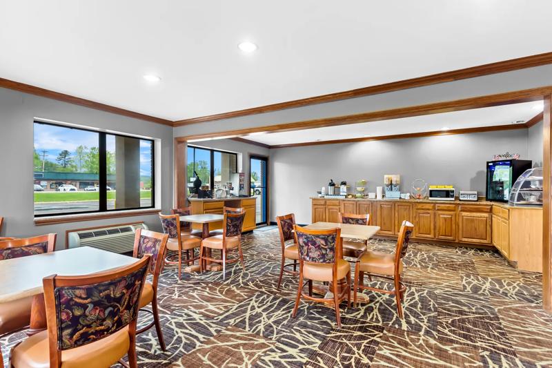 ABVI_GraysonKY_Dining_Breakfast Area_Seating - 0B5C0F7A-1D17-4750-97CC1CA425EB0B3F