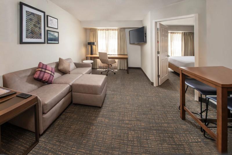 SES_BaltimoreBWI_GuestRoom_10 - 0B636F02-3B54-453E-926B8A2BC7C9B3F8