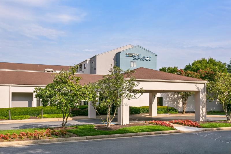 Hotel exterior with signage and drive-up area